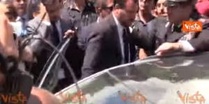 Salvini saluta la vedova di Mario Cerciello Rega e la folla invoca giustizia VIDEO