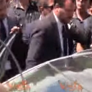 Salvini saluta la vedova di Mario Cerciello Rega e la folla invoca giustizia VIDEO