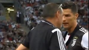 Sarri e Ronaldo discutono a bordo campo