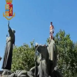Roma, minaccia di buttarsi dalla statua di San Francesco5