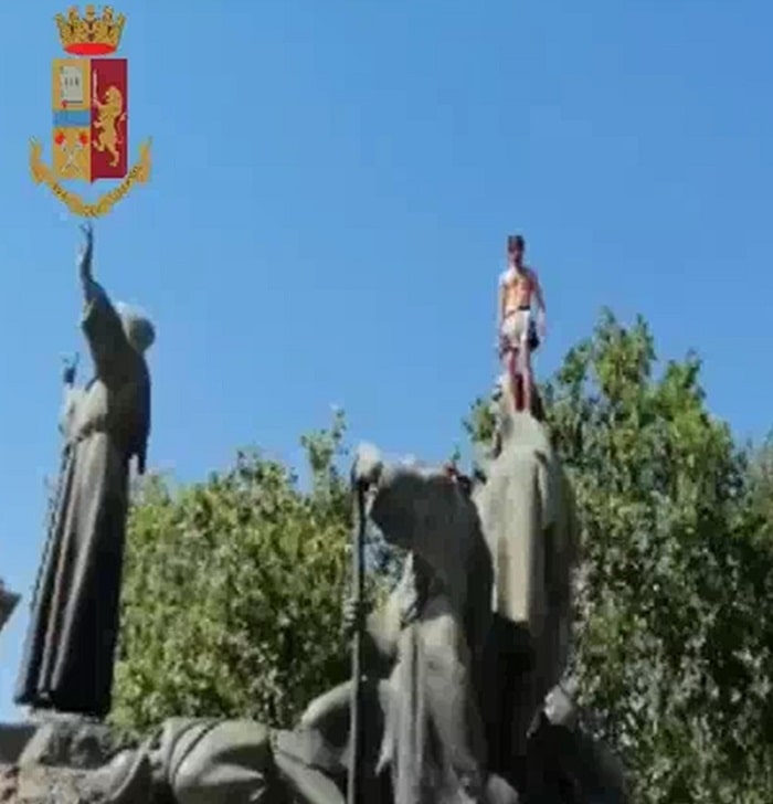 Roma, minaccia di buttarsi dalla statua di San Francesco5