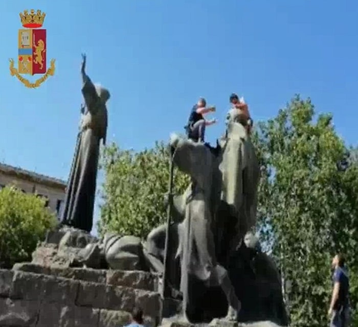 Roma, minaccia di buttarsi dalla statua di San Francesco4