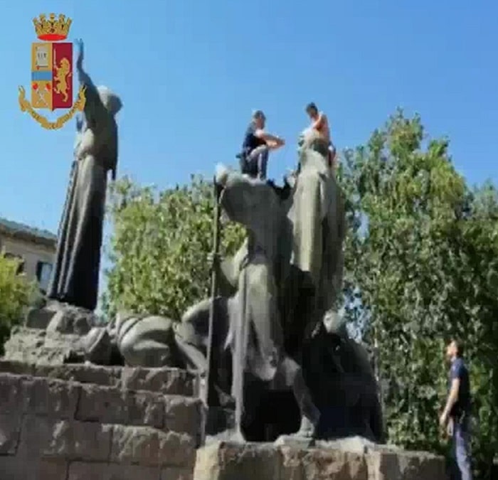 Roma, minaccia di buttarsi dalla statua di San Francesco2
