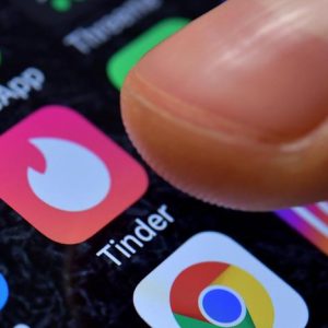 Tinder protegge i gay in viaggio: l'app di incontri segnala i paesi nemici per Lgbtq