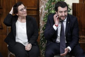 Migranti, il ministro Trenta a Salvini: "Senza la missione Sophia tornano le Ong, ti avevo avvisato e ora ti lamenti?"