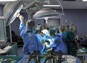 Torino, all'ospedale Molinette impiantata valvola aorta direttamente dalla carotide. E con paziente sveglio