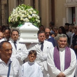 Vittoria, lo strazio collettivo: Simone D'Antonio muore durante il funerale di Alessio. In chiesa tutti piangono