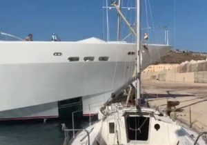 Yacht di 40 metri si schianta contro la banchina del porto di Santa Maria di Leuca distruggendo una barca a vela