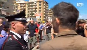 Gavettoni contro Salvini colpiscono forze dell'ordine. Carabiniere: "Almeno mirate bene"