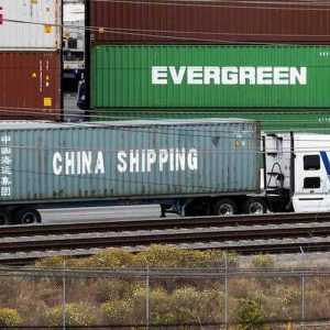 Trump annuncia dazi al 10% su 300 mld di import made in China