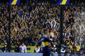 Daniele De Rossi saluta i tifosi del Boca Juniors