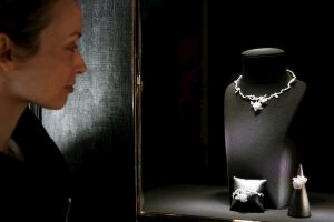 Parigi, finta principessa araba ruba 1,3 milioni di euro di gioielli: li ha scambiati con dadi da brodo