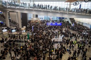 L'aeroporto di Hong Kong invaso dai manifestanti 