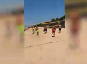 Sabaudia, Francesco Totti gioca a beach volley e Ilary Blasi... Un frame del video
