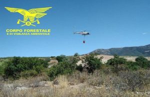 Incendi in Sardegna, un elicottero in azione
