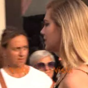 Kate Upton al Festival del cinema di Venezia in total black e super spacco VIDEO