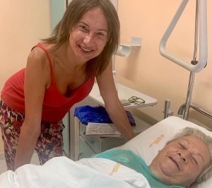 Vladimir Luxuria con la madre in ospedale