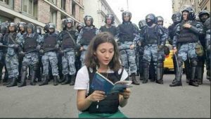 Olga Misik legge la Costituzione davanti ai poliziotti 