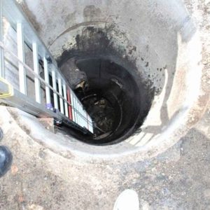 Bambino di 4 anni intrappolato in un pozzo profondo 60 metri in India