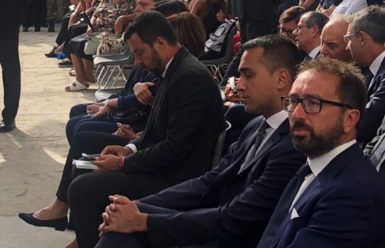 Salvini e Di Maio, la foto della crisi: neanche si guardano più