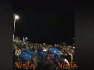 Salvini contestato a Soverato: interviene la polizia, sabotato l'impianto audio VIDEO