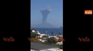 Stromboli, nuova eruzione del vulcano: esplosione più forte di quella di luglio VIDEO