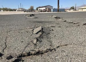 Una strada dopo una scossa di terremoto, foto Ansa