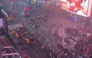 YOUTUBE Times Square, persone in fuga per "colpi di pistola". Ma era marmitta di una moto