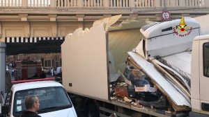 Gorizia, tir finisce sotto al ponte: camionista morto schiacciato