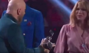 John Travolta scambia una drag queen per Taylor Swift: la gaffe agli Mtv Vma 2019 VIDEO