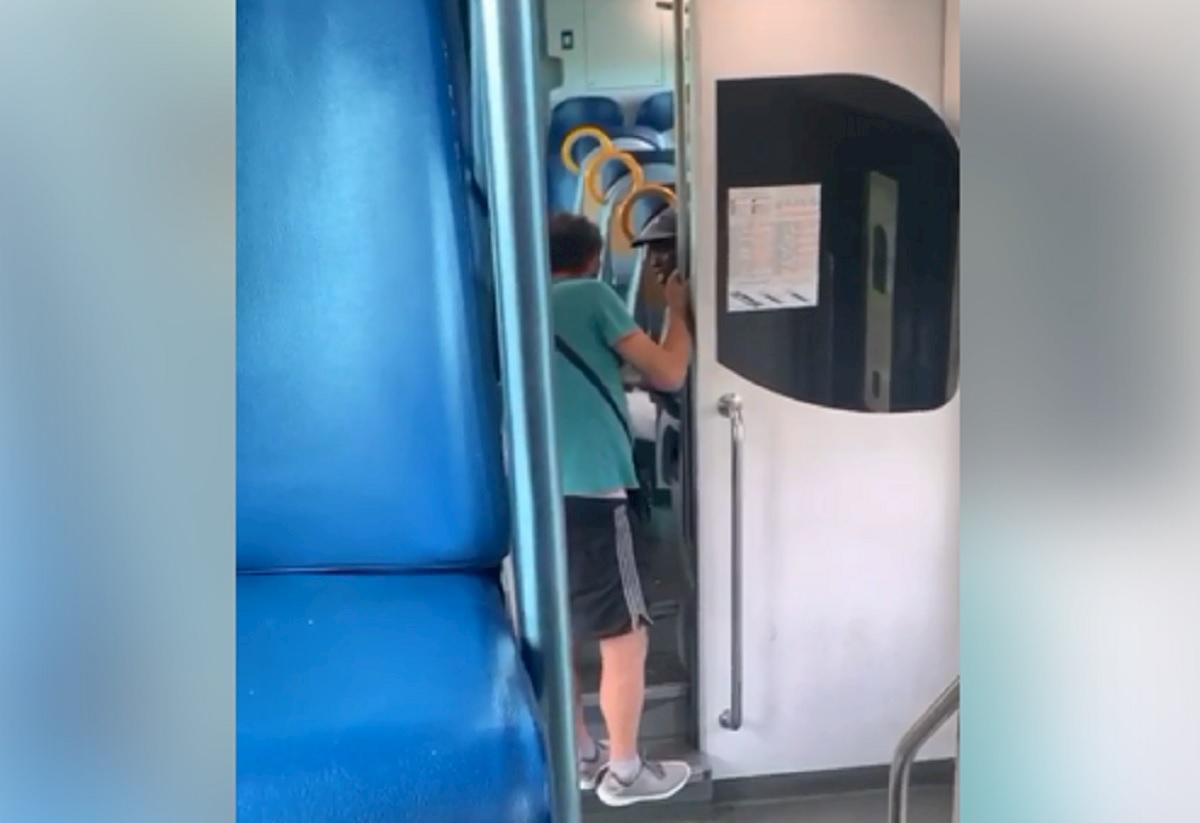 Passeggero litiga con ragazzo nero su treno
