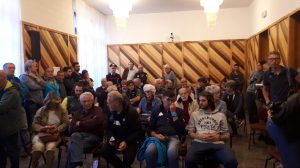 Gli abitanti della Val Ferret all'incontro in municipio con il sindaco di Courmayeur (Aosta), Stefano Miserocchi