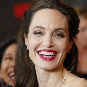 Brad Pitt ricattato da Angelina Jolie? L'attrice "userebbe" il figlio Maddox...