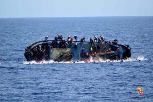 Migranti, barcone con 50 a bordo si capovolge al largo della Libia. L'allarme Unhcr