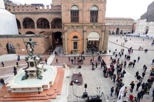 Bologna: fare pipì sul muro gli costa 5mila euro di multa