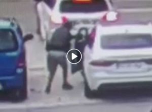 Foggia: ladro ruba auto in 55 secondi nel parcheggio del centro commerciale VIDEO