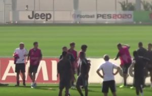Juventus, Higuain perde la testa in allenamento: calci a cartellone e collaboratore di Sarri VIDEO