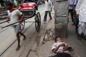 India bimbi uccisi bastonate pipì