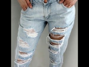 Scampia: non si entra in classe con i jeans strappati