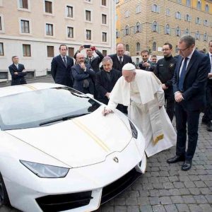 Papa Francesco, venduta all'asta la sua Lamborghini per 900 mila euro