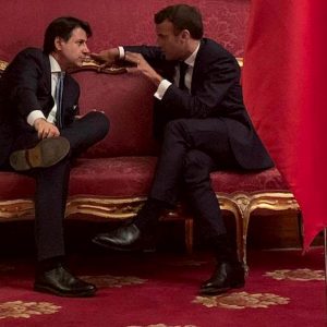 Macron, stretta sui migranti e sul diritto d'asilo