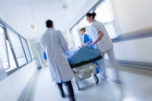 Medici non specializzati arruolati in ospedale? Regioni vogliono laureati per arginare l'emergenza