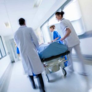 Medici non specializzati arruolati in ospedale? Regioni vogliono laureati per arginare l'emergenza