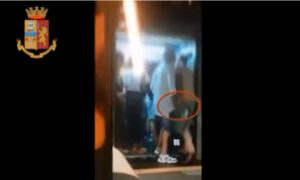 Napoli borseggiatore arrestato video