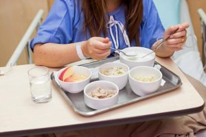Lucca, orrore in ospedale: paziente trova preservativo nel vassoio della cena