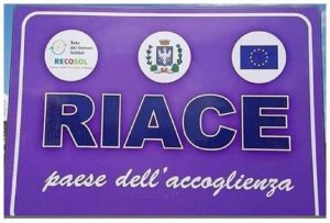 Riace, il nuovo sindaco toglie cartello "paese dell'accoglienza": sostituito con nomi dei Santi patroni