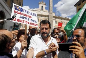 Troppo fascista, Salvini scivola a destra, Berlusconi si defila, Toti ci cade
