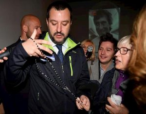 Matteo Salvini con il rosario
