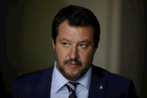 Milano, al campo rom della "zingaraccia" si fa festa: "Salvini via? Ci ubriachiamo"