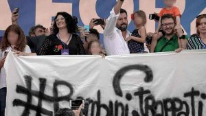 Matteo Salvini porta Bibbiano sul palco di Pontida: "Ecco a voi la piccola Greta"